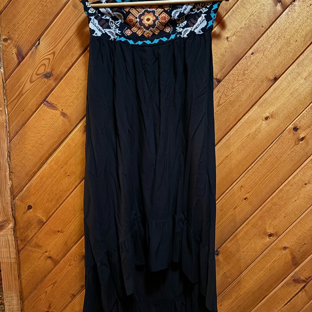 Chic Black Sleeveless Dress with Embroidered Detail
